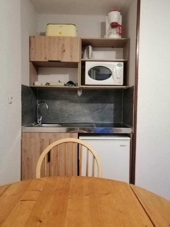 Kuchyň nebo kuchyňský kout v ubytování Studio 4 personnes Résidence les Centaurées