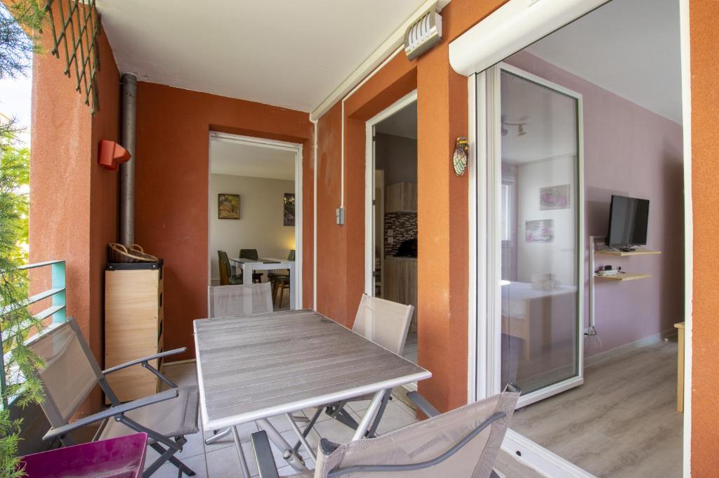 a dining room with a table and chairs at Port marianne - Première conciergerie in Montpellier