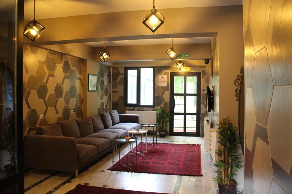 salon z kanapą i czerwonym dywanem w obiekcie Moda Hotel w mieście Kırklareli