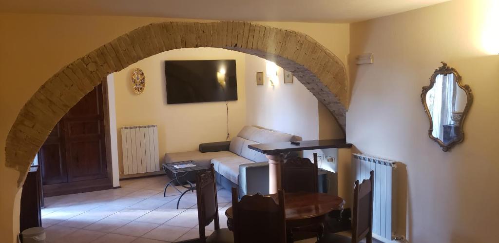 TV a/nebo společenská místnost v ubytování HOTEL TREVI Palazzo Natalini