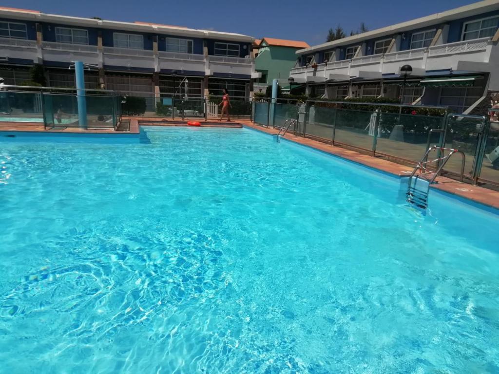 una gran piscina frente a un edificio en Bungalow Tauro Maspalomas, en Maspalomas