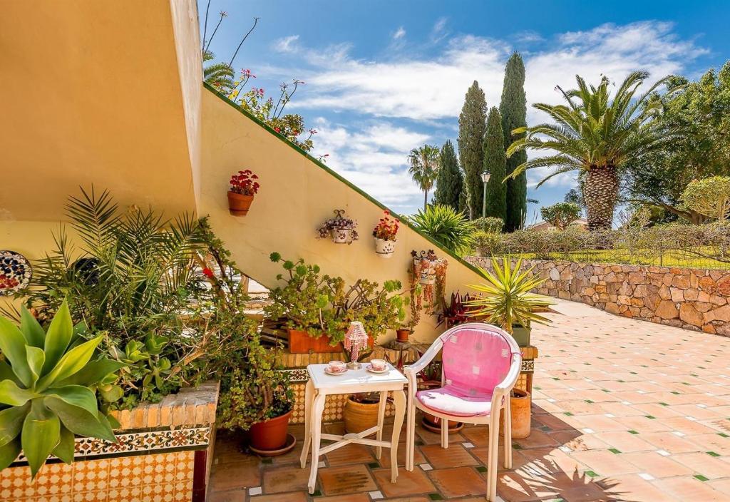 un patio con 2 sillas y una mesa en Capricho Montepino 1 Las Palomas, en La Herradura