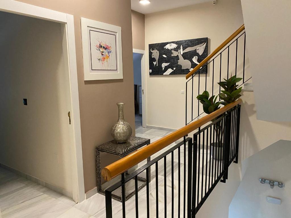 Zdjęcie z galerii obiektu Duplex de lujo en la playa , jacuzzy, piscina, chimenea y padel w mieście Benalmádena