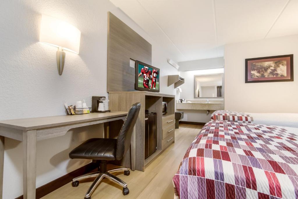 1 dormitorio con escritorio y 1 cama en una habitación en Red Roof Inn Durham - Duke Univ Medical Center, en Durham