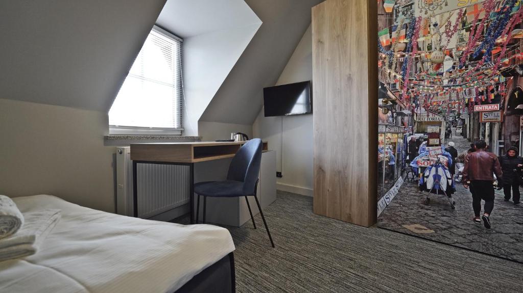 Televízia a/alebo spoločenská miestnosť v ubytovaní Hotel Made in Napoli by Siervo Międzybórz