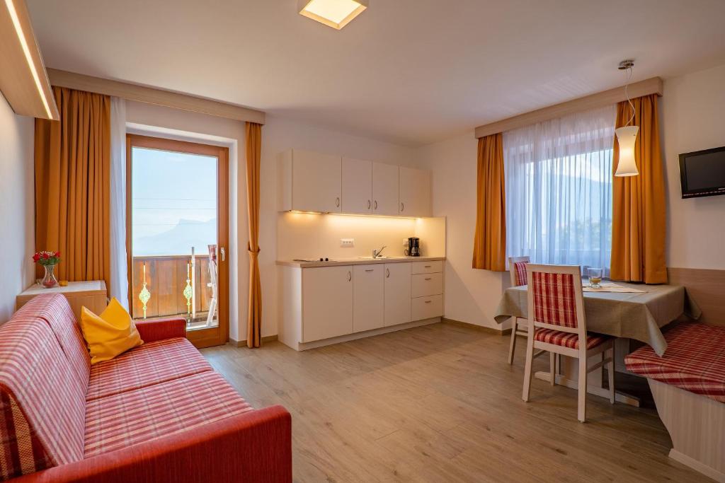 sala de estar con cocina y comedor en Wiesengrund - Wohnung 1, en Tirolo