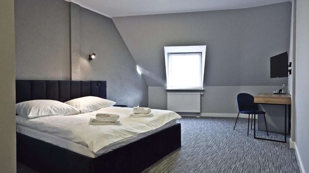 Posteľ alebo postele v izbe v ubytovaní Hotel Made in Napoli by Siervo Międzybórz