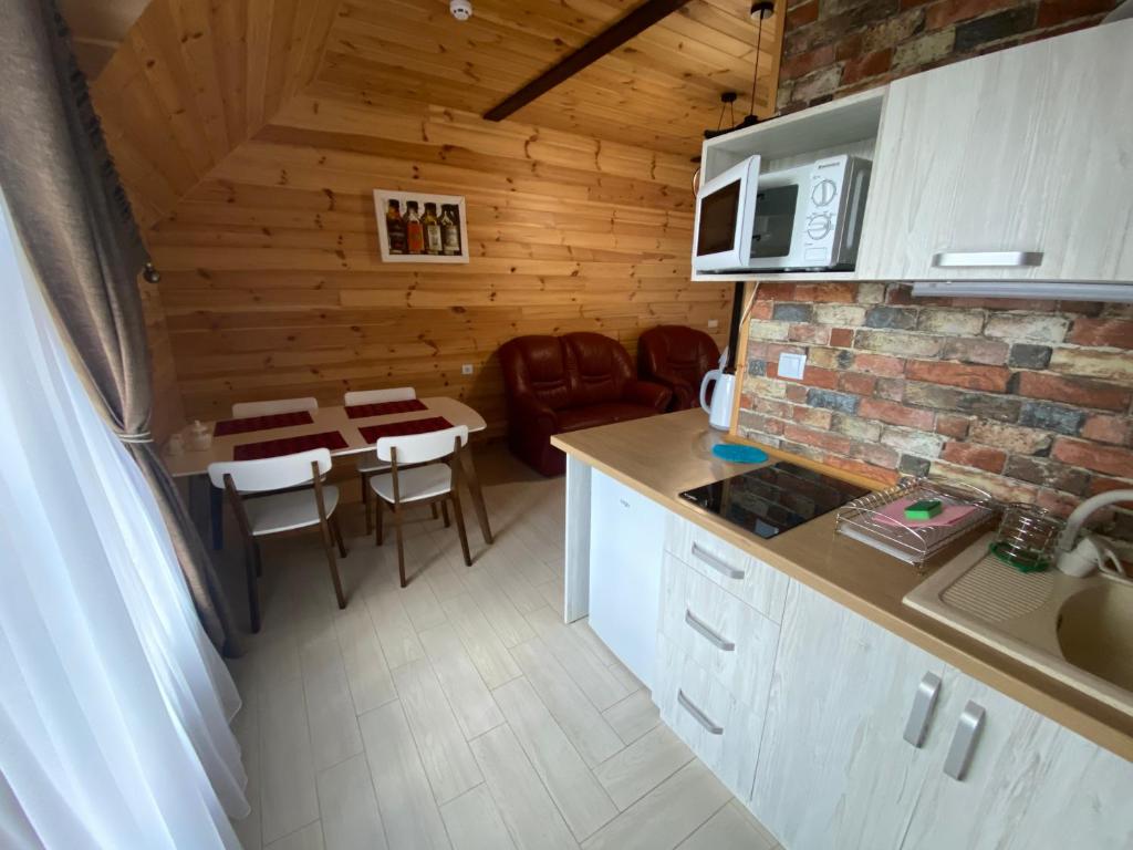 Kuchyň nebo kuchyňský kout v ubytování Феєрія Лісу