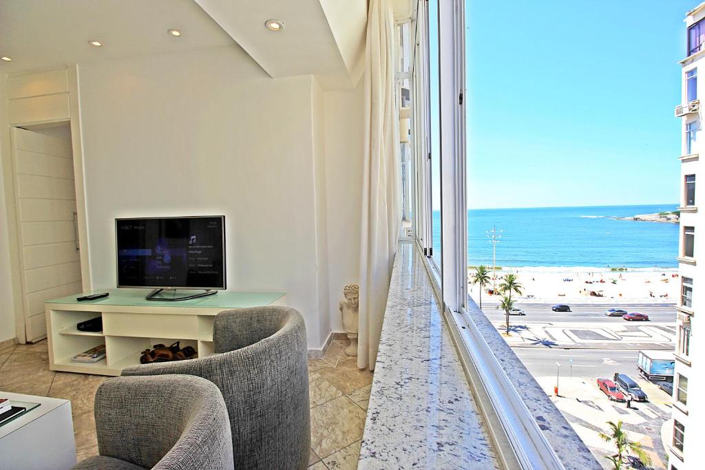 - un salon avec vue sur la plage dans l'établissement Rio Spot Homes D041A, à Rio de Janeiro
