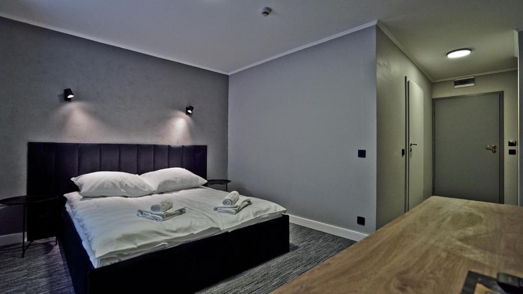 Posteľ alebo postele v izbe v ubytovaní Hotel Made in Napoli by Siervo Międzybórz
