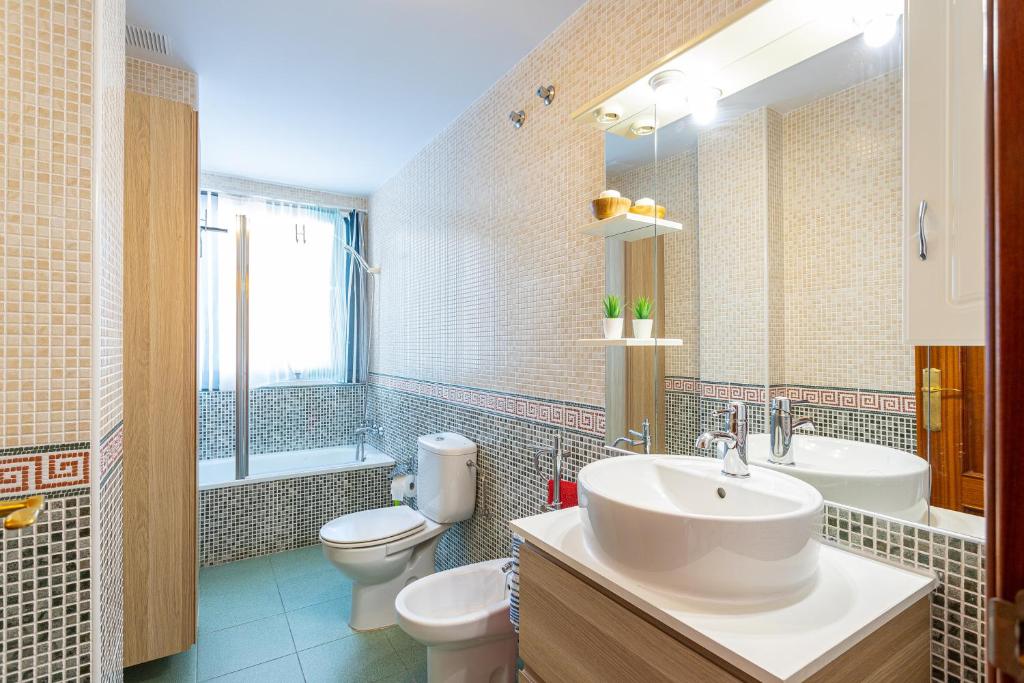 łazienka z umywalką i toaletą w obiekcie Apartamento El Recreo Torrox by Solset w mieście Torrox