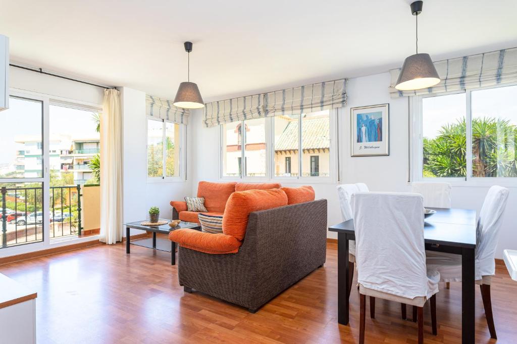 salon z kanapą i stołem w obiekcie Apartamento El Recreo Torrox by Solset w mieście Torrox