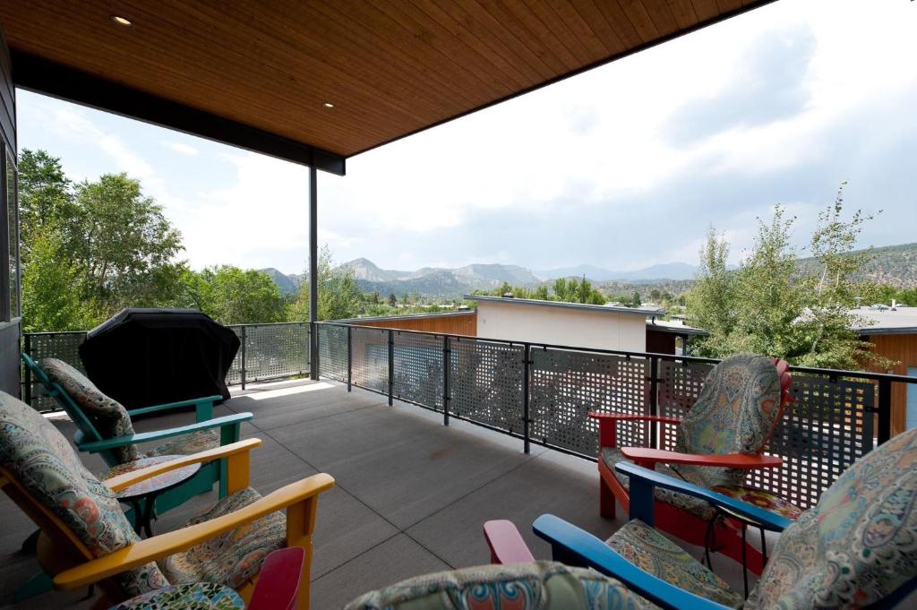 uma varanda com cadeiras e vista para as montanhas em 784 Florida em Durango