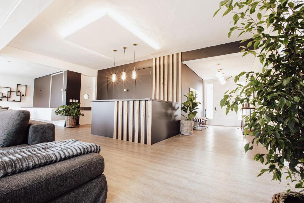 uma sala de estar com um sofá e uma cozinha em Boschenmeer House em Paarl
