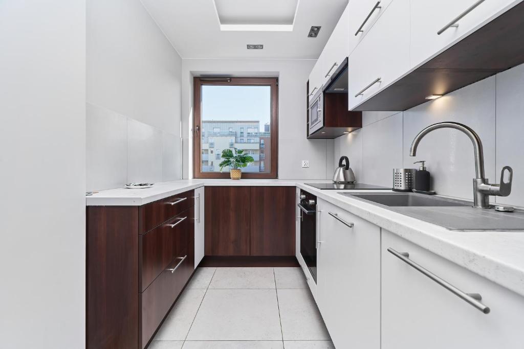 Kuchyňa alebo kuchynka v ubytovaní Nowa Tęczowa Apartments Promenada Staromiejska by Noclegi Renters