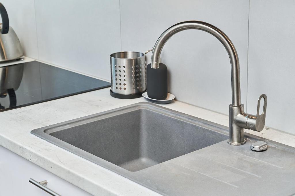 Kuchyňa alebo kuchynka v ubytovaní Nowa Tęczowa Apartments Promenada Staromiejska by Noclegi Renters