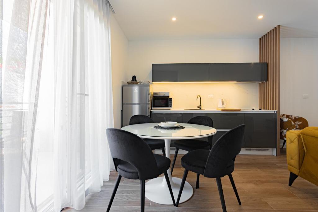 Kuchyňa alebo kuchynka v ubytovaní Apartmani Benzon