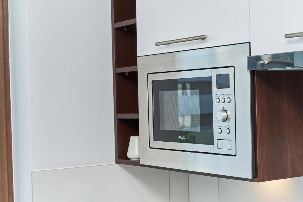 Kuchyňa alebo kuchynka v ubytovaní Nowa Tęczowa Apartments Promenada Staromiejska by Noclegi Renters