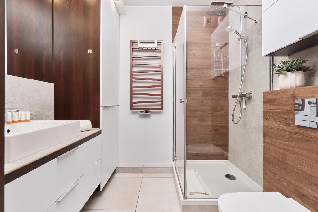 Kúpeľňa v ubytovaní Nowa Tęczowa Apartments Promenada Staromiejska by Noclegi Renters
