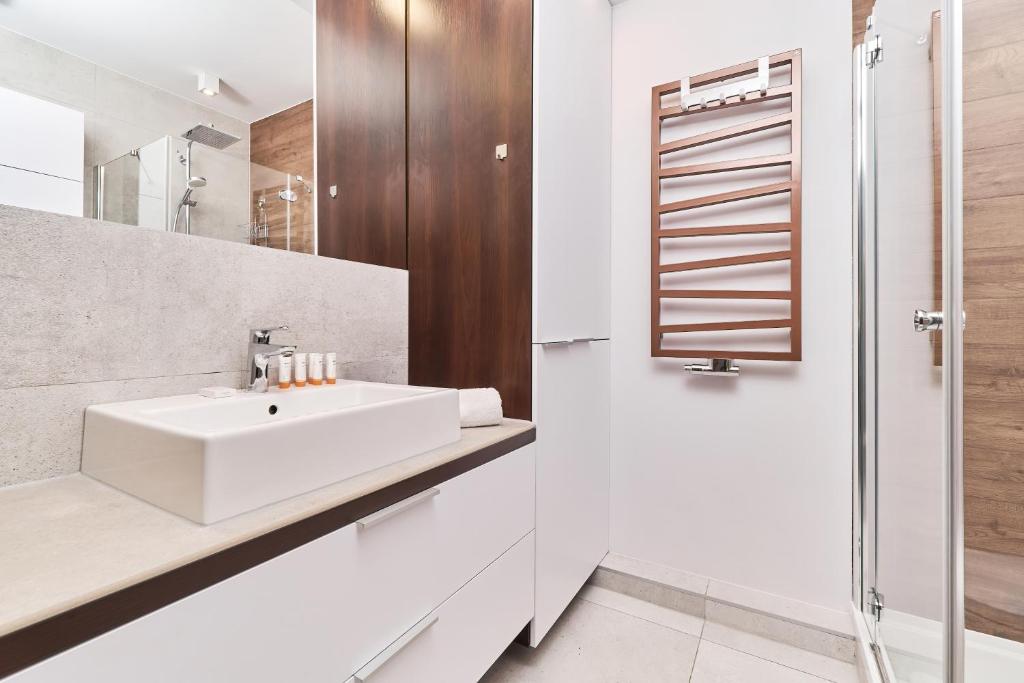 Kúpeľňa v ubytovaní Nowa Tęczowa Apartments Promenada Staromiejska by Noclegi Renters