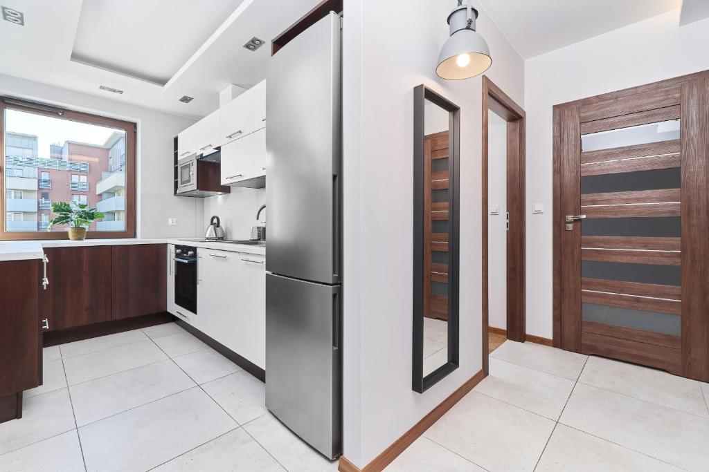 Kuchyňa alebo kuchynka v ubytovaní Nowa Tęczowa Apartments Promenada Staromiejska by Noclegi Renters