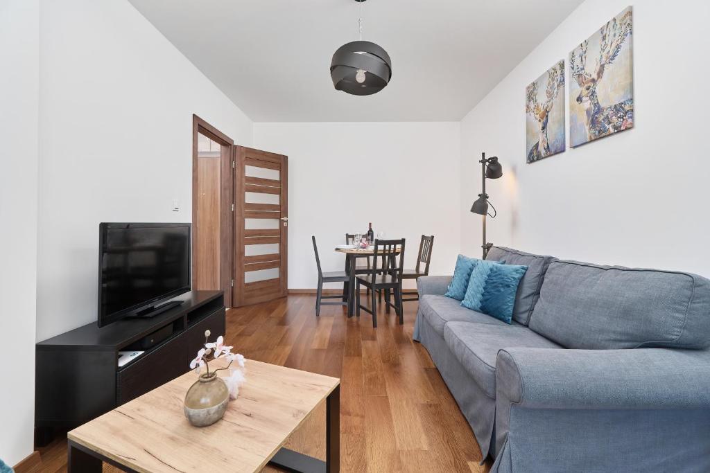 Televízia a/alebo spoločenská miestnosť v ubytovaní Nowa Tęczowa Apartments Promenada Staromiejska by Noclegi Renters