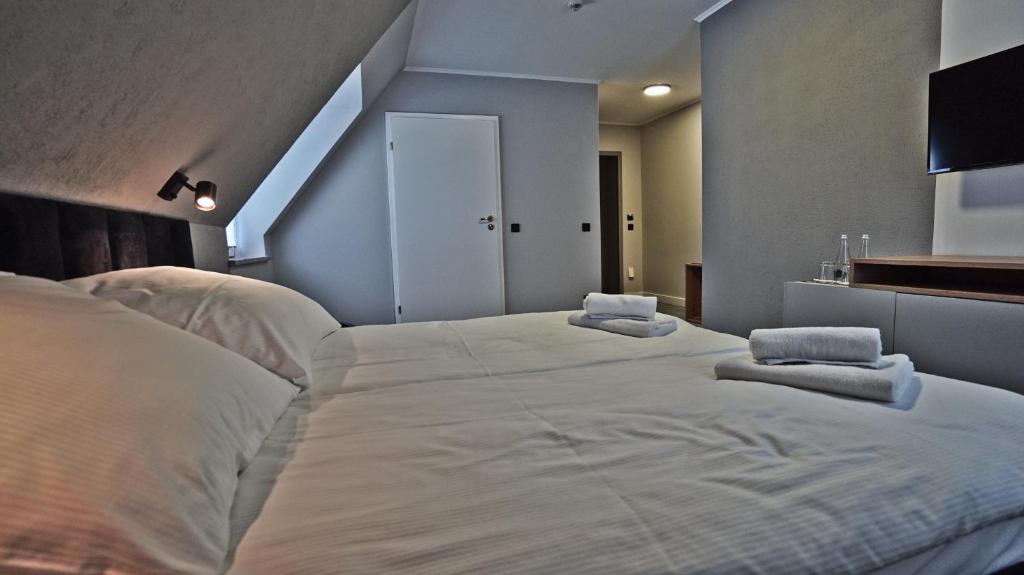 Posteľ alebo postele v izbe v ubytovaní Hotel Made in Napoli by Siervo Międzybórz