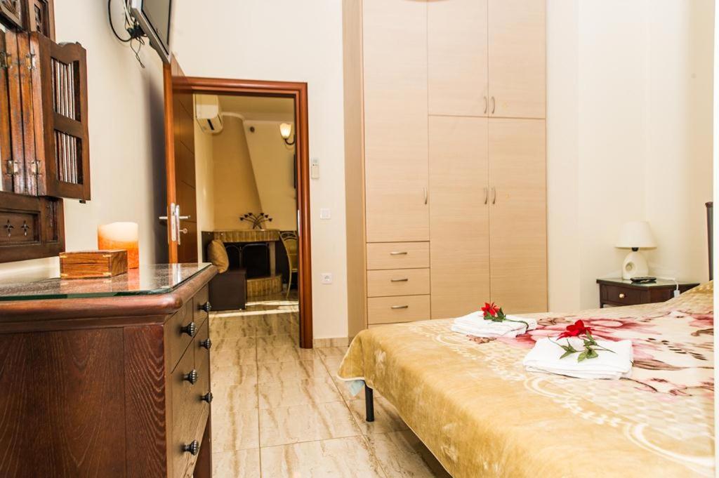 A bed or beds in a room at Cozy flats in an olive grove by the sandy beach