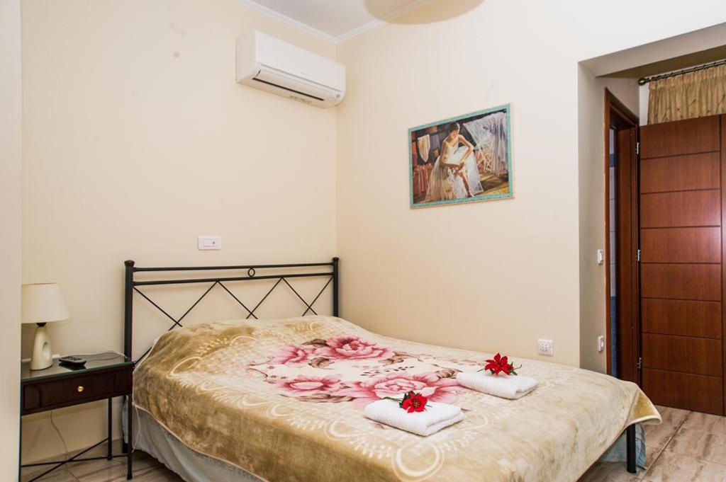 A bed or beds in a room at Cozy flats in an olive grove by the sandy beach