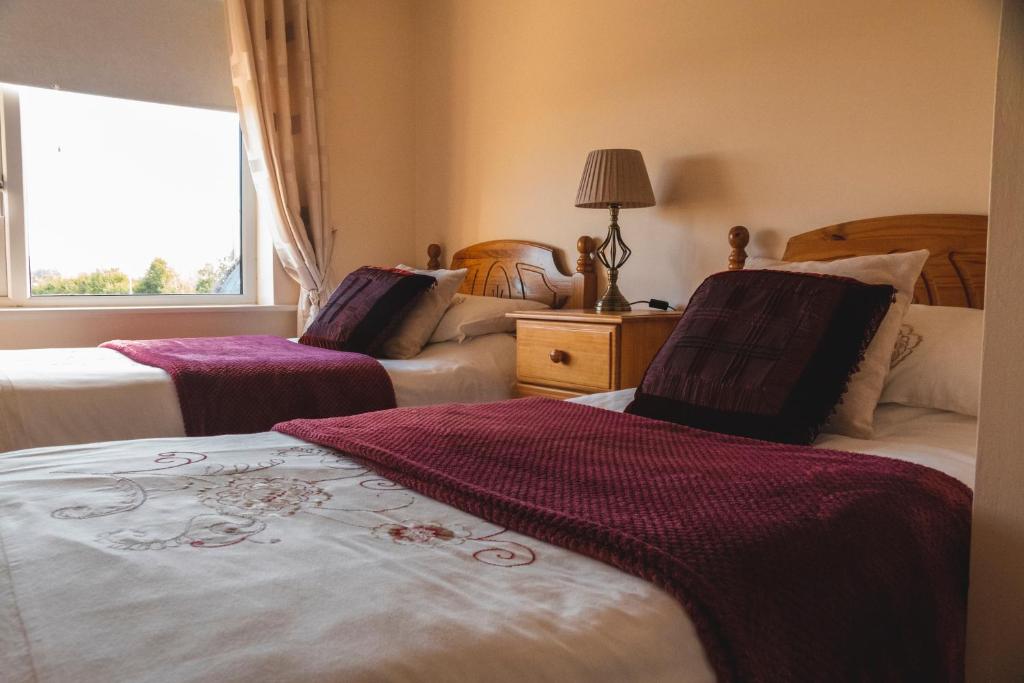 Säng eller sängar i ett rum på The Village Inn