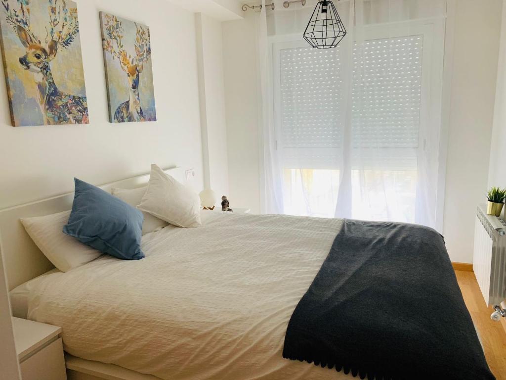 Postel nebo postele na pokoji v ubytování Apartamentos LAMAROSA -PLAYA URBANA