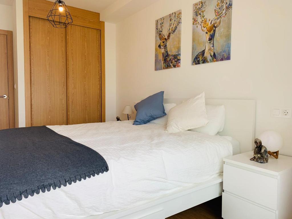 Postel nebo postele na pokoji v ubytování Apartamentos LAMAROSA -PLAYA URBANA