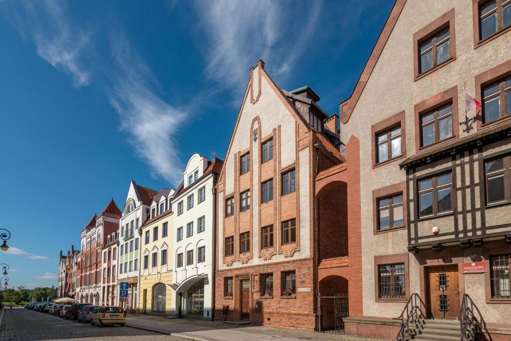 a row of buildings on a city street at Apartamenty przy Ścieżce Kościelnej in Elblag