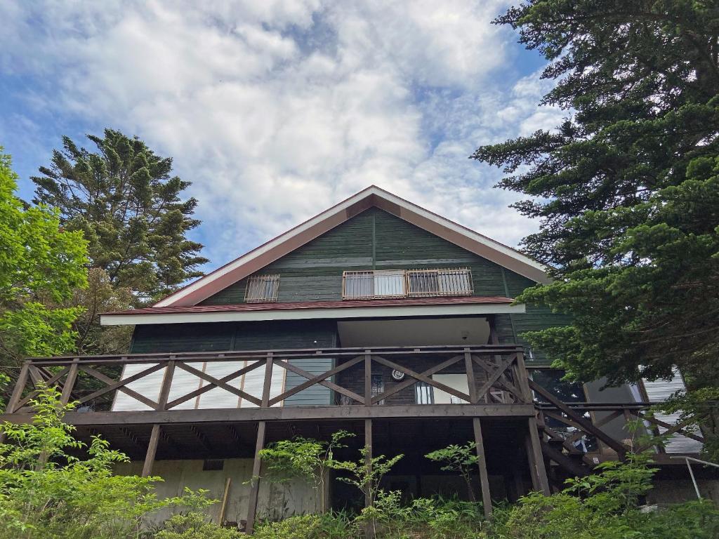uma casa verde com um telhado de gambrel em HARUNA SKY - Vacation STAY 78634v em Nasu