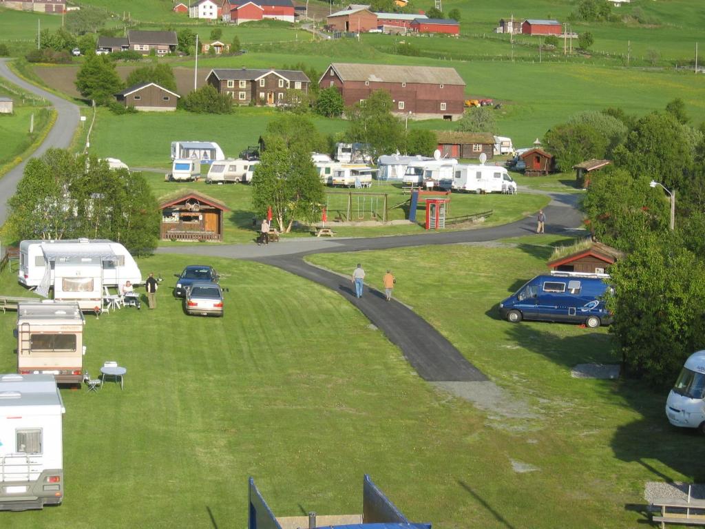 eine Gruppe von Fahrzeugen, die auf einem Rasenplatz geparkt sind in der Unterkunft Smegarden Camping in Oppdal