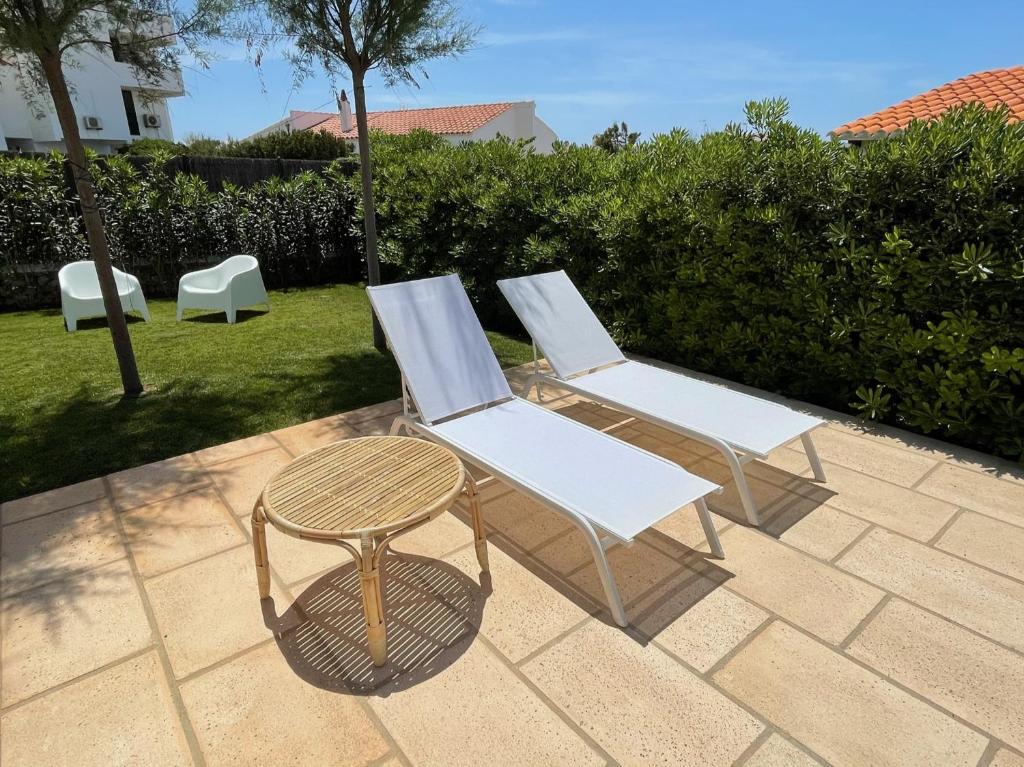 A garden outside BiniVento- Lovely villa with pool near the beach