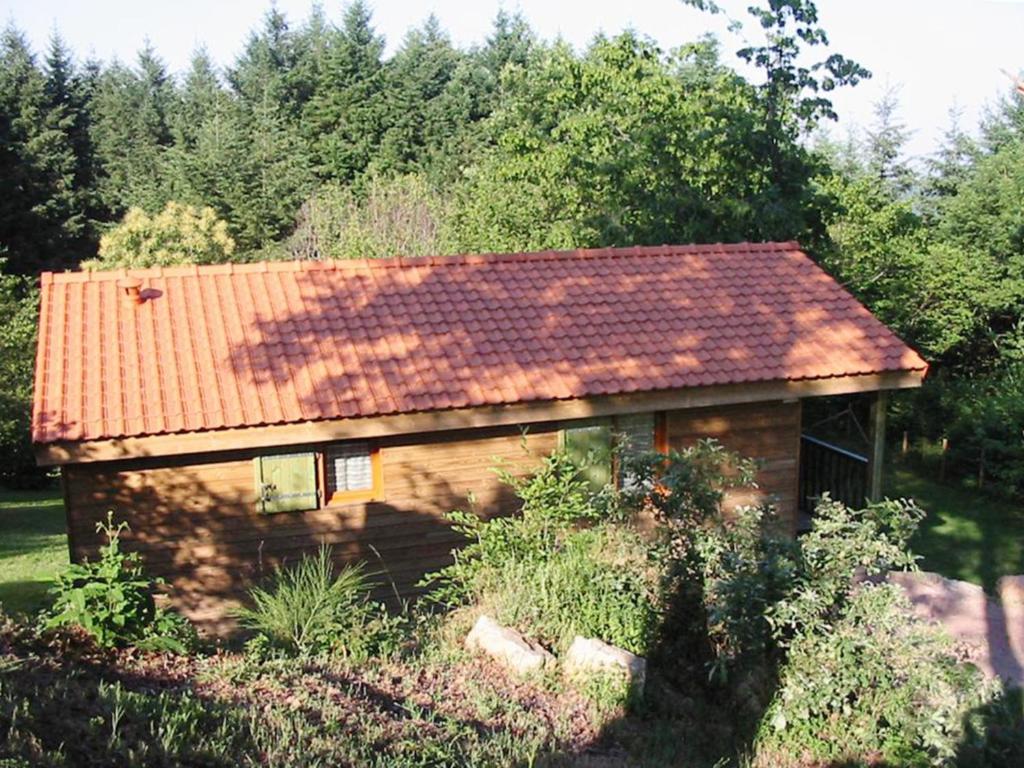 una pequeña casa con techo de baldosas rojas en Gîte Les Noes, 3 pièces, 4 personnes - FR-1-496-244 
