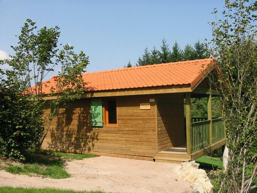 eine kleine Holzhütte mit orangefarbenem Dach in der Unterkunft Gîte Les Noes, 3 pièces, 4 personnes - FR-1-496-245 