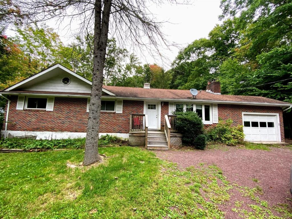 LLV1747Locust Lake Village, Pocono Lake, USA