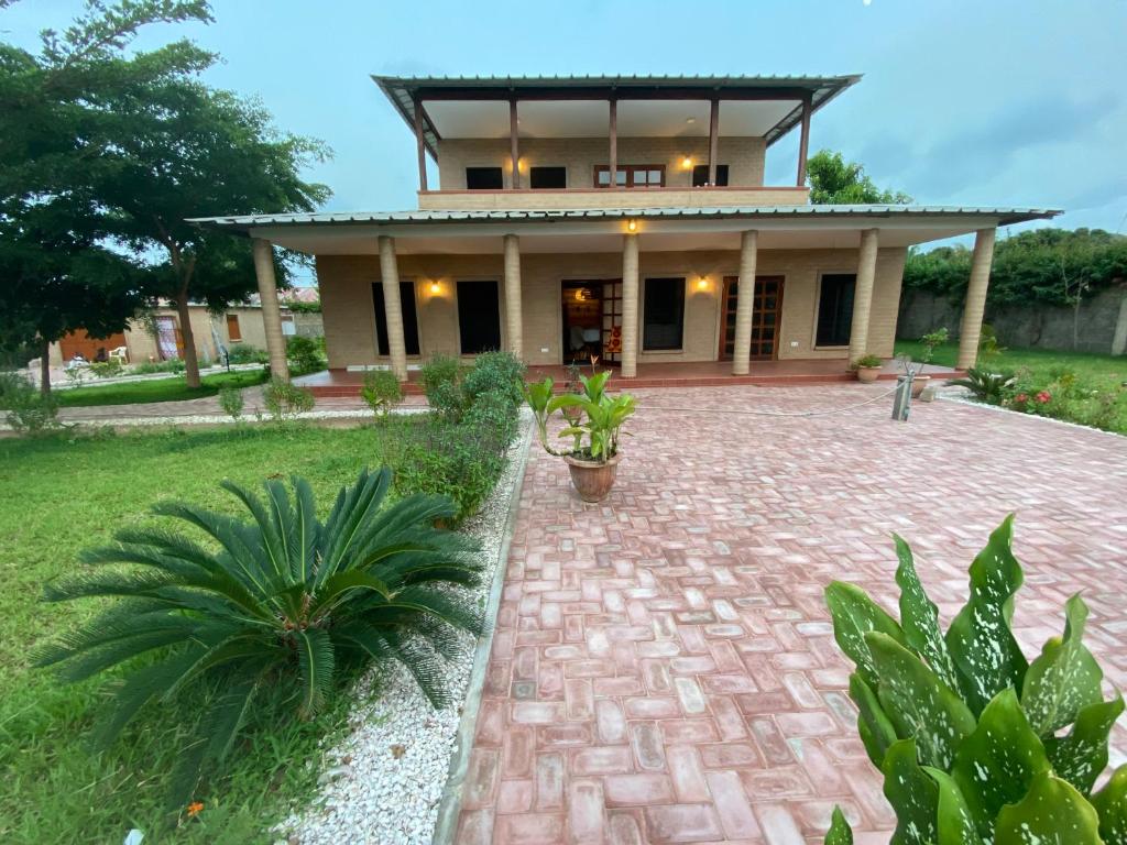 une maison avec une allée en briques devant elle dans l'établissement Ama Batokunku Resort, à Batukunku