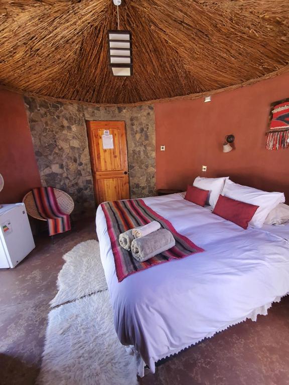 una camera con un grande letto di Masairi a San Pedro de Atacama