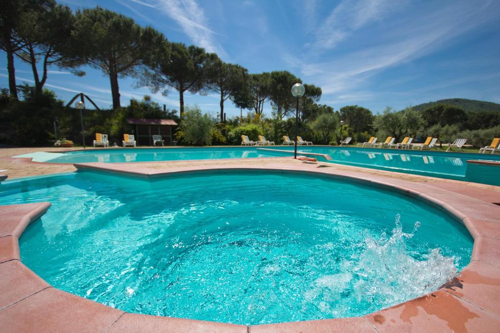 una piscina de agua azul en un complejo en Hotel Panoramic Montepulciano, en Montepulciano