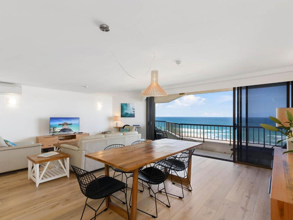 een eetkamer en een woonkamer met uitzicht op de oceaan bij The Rocks Resort Unit 8G in Gold Coast