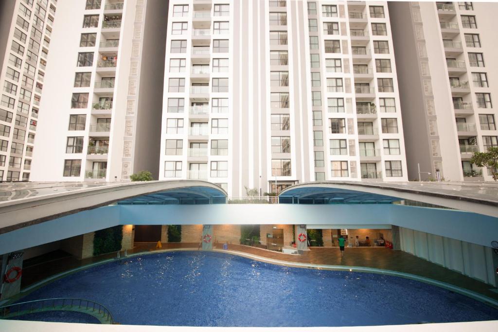 una vista di un edificio con alti edifici sullo sfondo di Aspaces Serviced Apartments - Vinhomes West Point a Hanoi
