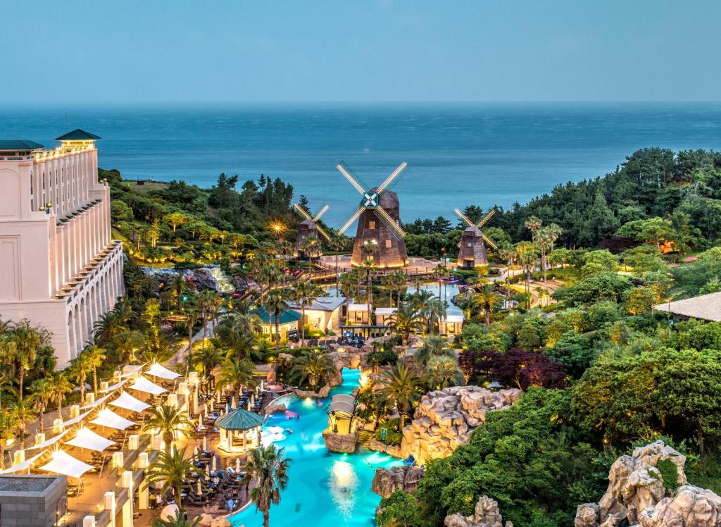 Bazén v ubytování Lotte Hotel Jeju nebo v jeho okolí