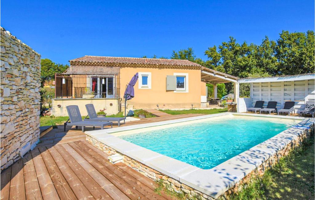 un patio trasero con piscina y una casa en 3 Bedroom Cozy Home In Saint-saturnin-ls-apt, en Saint-Saturnin-lès-Apt