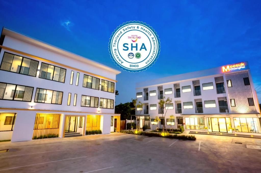 un edificio con un cartel que dice shka en Meesuk ChiangRai Hotel, SHA Certified, en Chiang Rai