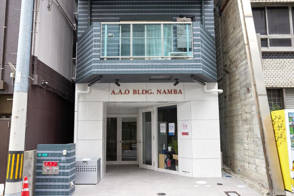 un edificio con la entrada al karma blued aada en A.A.O BLDG. NAMBA en Osaka