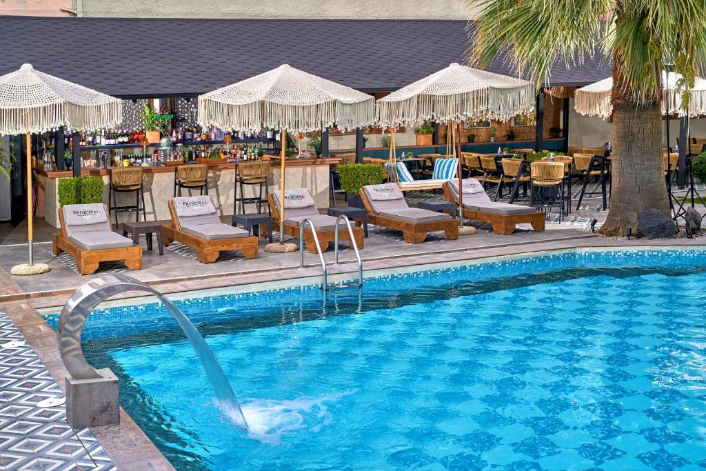Bazén v ubytování Principal New Leisure Hotel nebo v jeho okolí