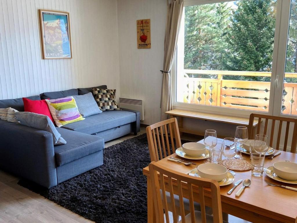 ein Wohnzimmer mit einem Tisch und einem Sofa in der Unterkunft Appartement Les Deux Alpes, 3 pièces, 6 personnes - FR-1-516-86 in Les Deux Alpes
